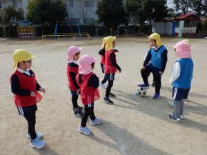 佐保幼　サッカー遊び