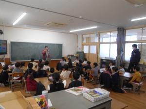 1年生教室で話を聞いています