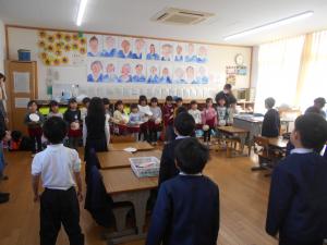 1年生にお礼を伝えています