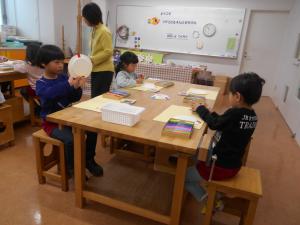 紙皿にテープを貼っています