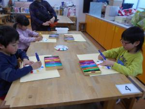 ワクワクしながら絵をかいています