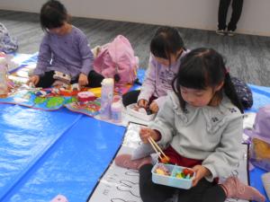 お弁当を食べています