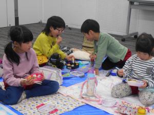 友達と一緒に楽しく食べています