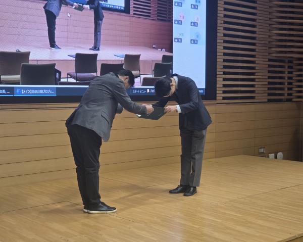 修了証書授与の様子