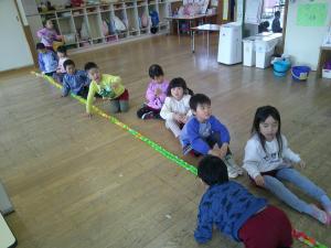 輪つなぎの長さと比べています