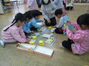 3,4歳児が一緒にわつなぎをしています