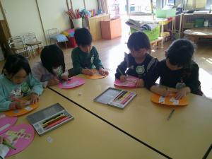 4歳児が色塗りをしています