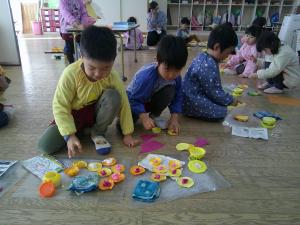 花をつくっている4歳児