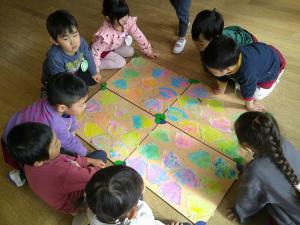 にじみ絵の作品を見ています