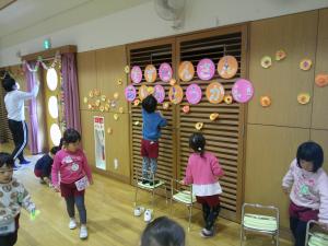 リズム室に花を飾り付けています