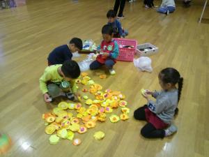 花にテープを貼っています