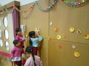 友達と一緒に飾り付けをしています