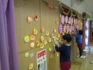 花を飾り付けしています