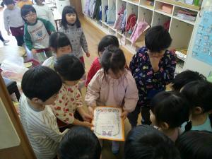 招待状を渡しています