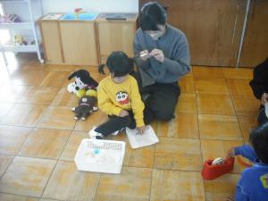 パラシュートをつくっているところ