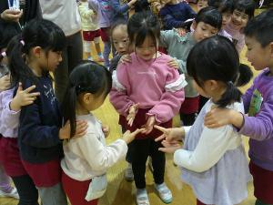 じゃんけんをしています