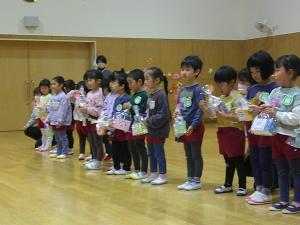 3，４歳児がプレゼントを渡す準備をしています