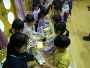 5歳児さんにプレゼントを渡しているところです