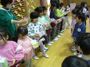 プレゼントを見ている5歳児