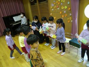 プレゼントを5歳児に渡しています