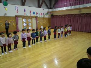 3，４歳児がありがとうの言葉を伝えています