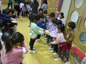 5歳児さんからプレゼントをもらっています