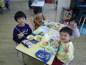 異年齢で給食を食べています