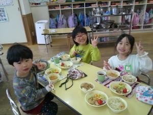 異年齢で給食を食べています