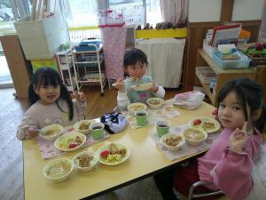 異年齢で給食を食べています