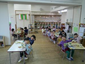 異年齢で給食を食べています