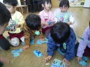 絵合わせカードで遊んでいます