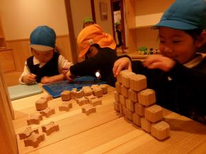 積み木を積んでみよう