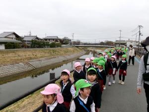 ほし組、1組と歩いているところ