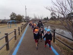 2組、そら組が歩いているところ