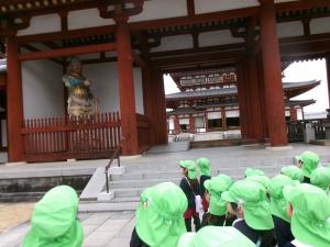 仁王様を見ているところ