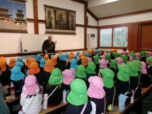 お寺の方の話を聞いているところ