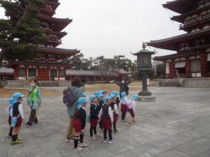 塔を見ているところ