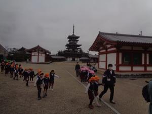 薬師寺を歩いているところ