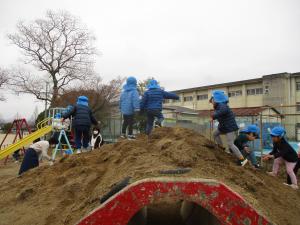幼児棟の園庭で遊んだよ