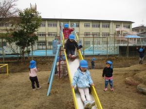 滑り台たのしいな