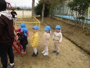 滑り台の順番待ってるよ