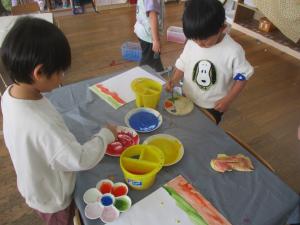 4歳児絵の具で製作をする様子