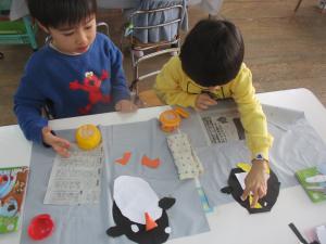 4歳児ペンギンの製作を楽しむ様子