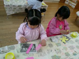 3歳児　お花をつくっています