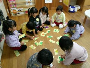 ３歳児　絵合わせカードであそんでいます