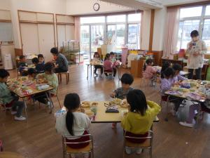 幼児組みんなで給食を食べています