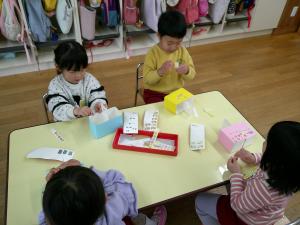 3歳児　プレゼントをつくっています