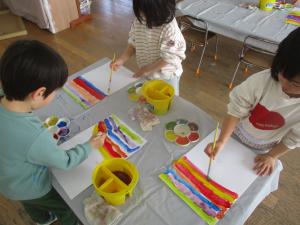 4歳児絵具でオーロラを表現する様子