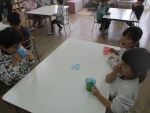 4歳児マラソン後のジュースを飲む様子