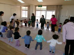 大人数で手をつないで輪になっている